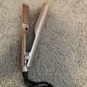 Sleek Gold Hair Curler